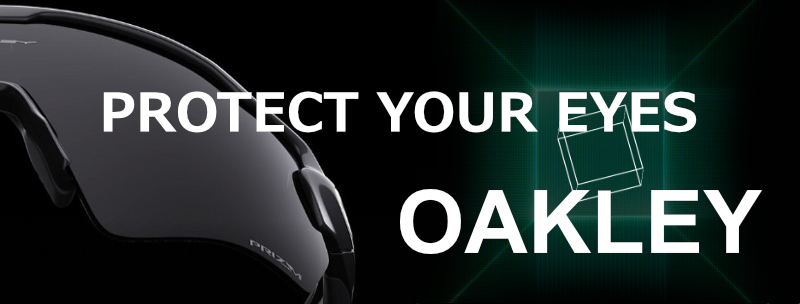 背景がブラックで、中央にメッセージ「PROTECT YOUR EYES」とブランド名「OAKLEY」がデザインされています。サングラスが強調されているビジュアル。